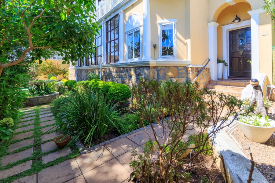 6 Bedroom Property for Sale in Fresnaye Western Cape